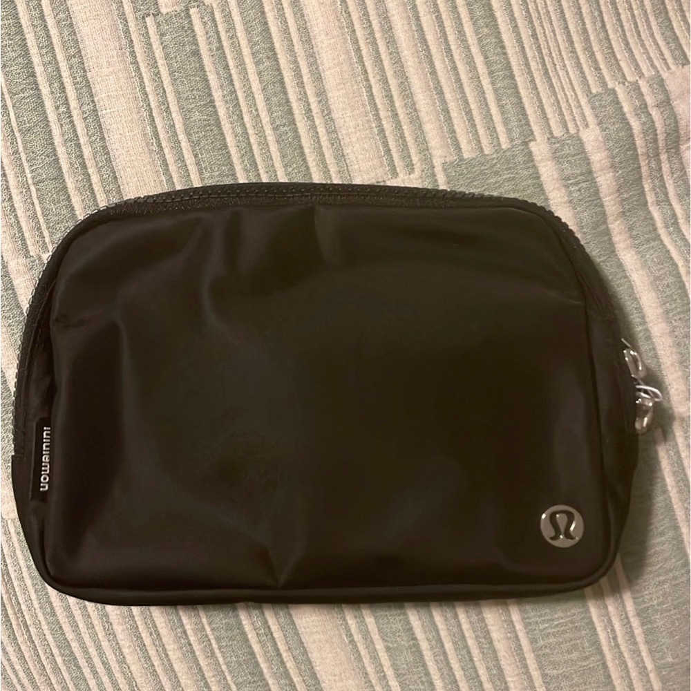 Lululemon belt bag 2L large size